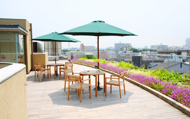 屋上テラスの憩いの場