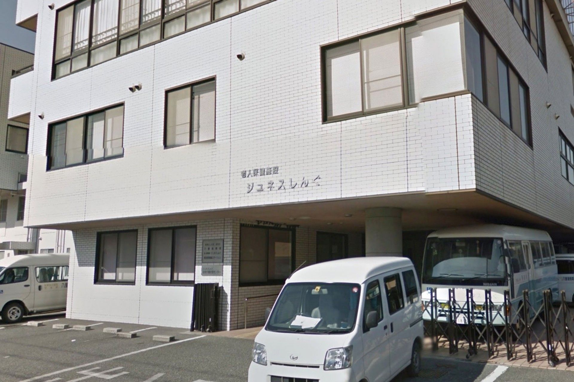 明るい外観の建物入口