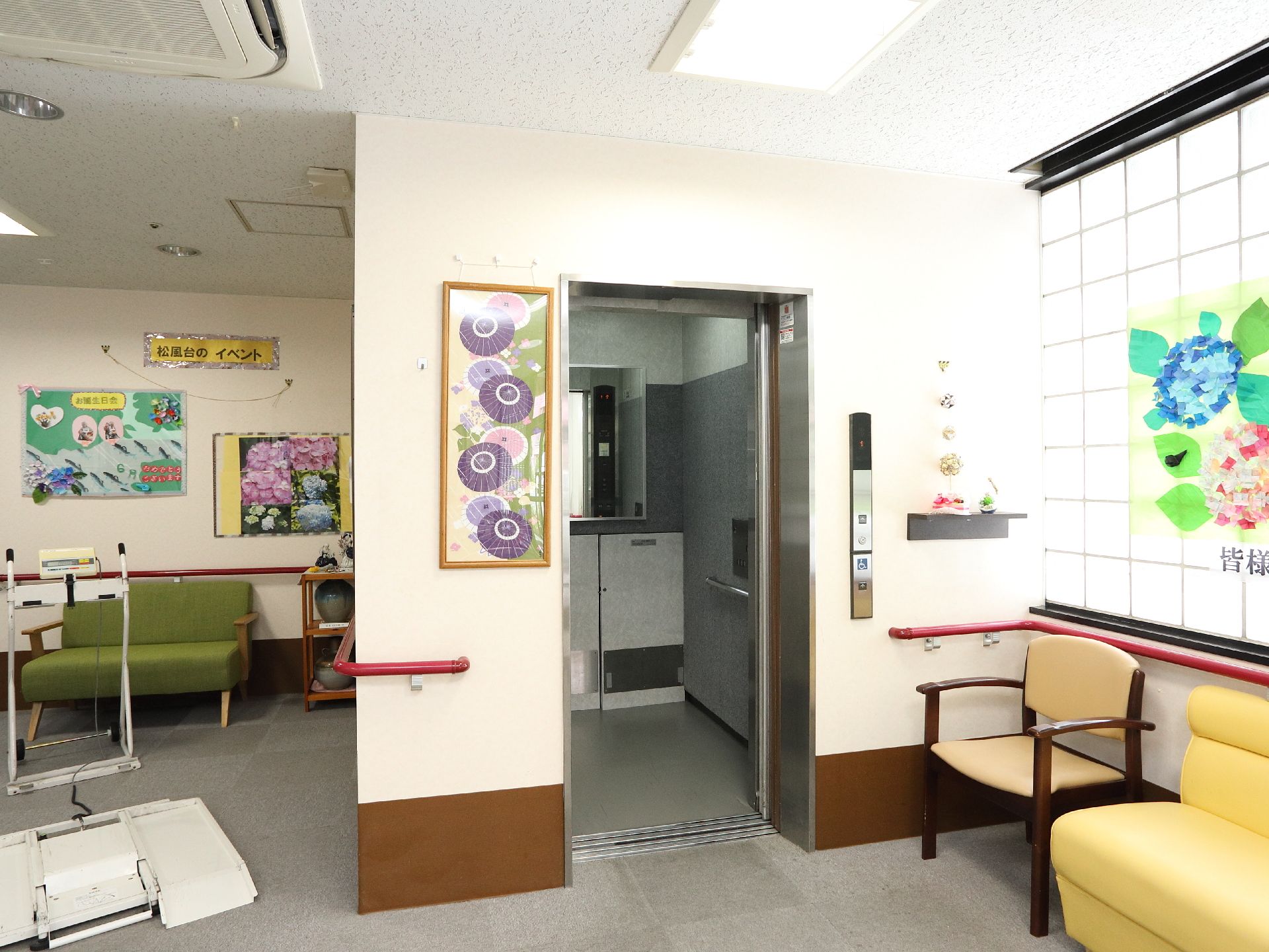 施設内には階段の他に足の不自由な高齢者のために、広々としたバリアフリーのエレベーターが設置されている。