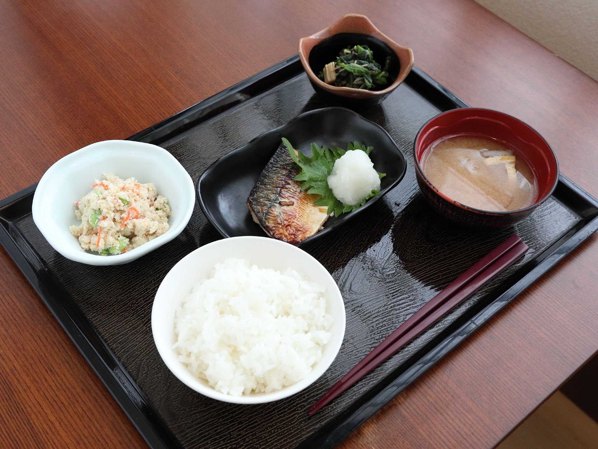 施設内で提供されている入居者のための食事は、安心安全を求めて、同グループ内の会社が調理を担当している。