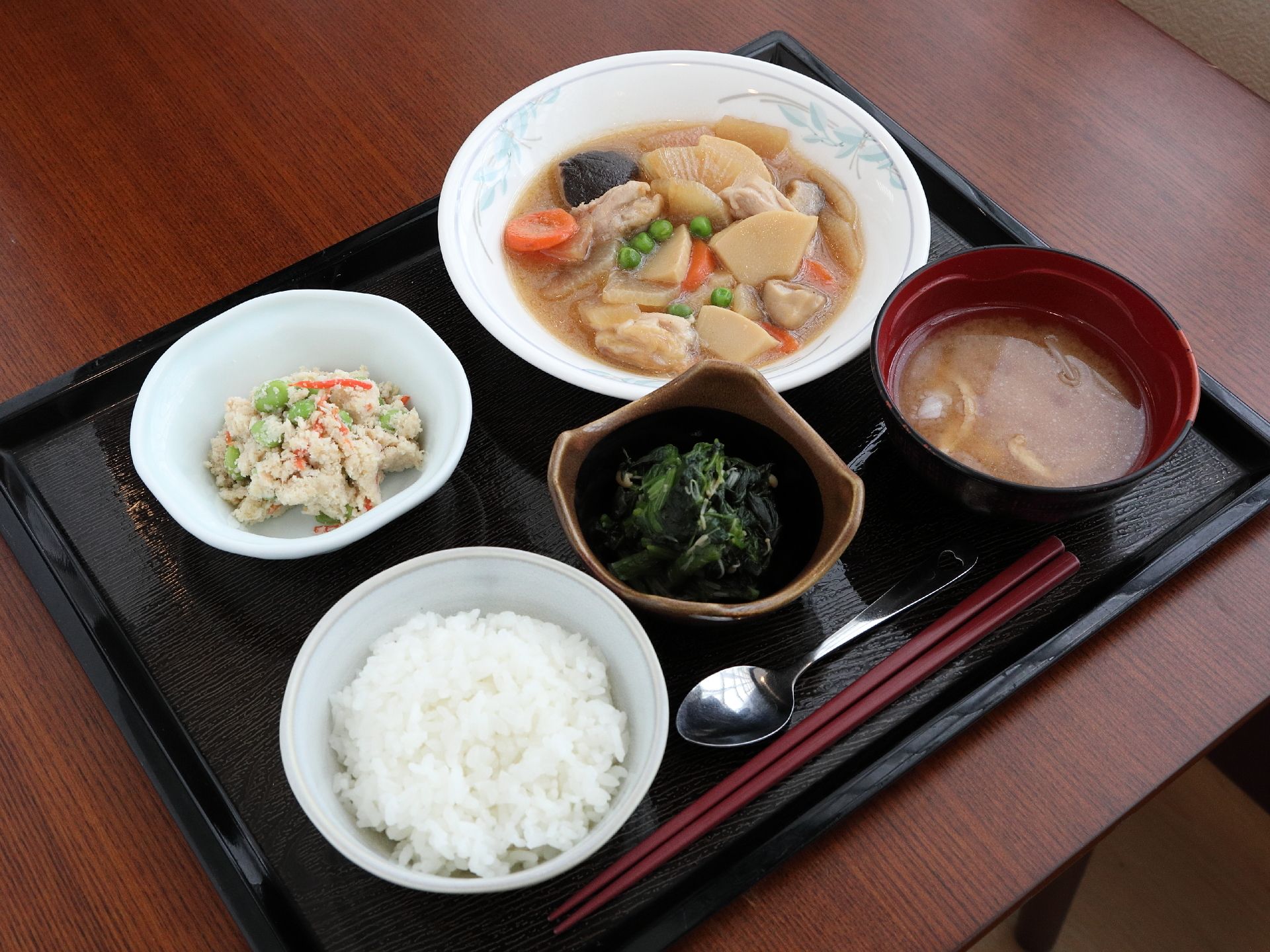 施設内で提供している食事は栄養豊富なだけではなく、彩りも華やかに盛り付けられている。またイベントなどには特別メニューも作られている。