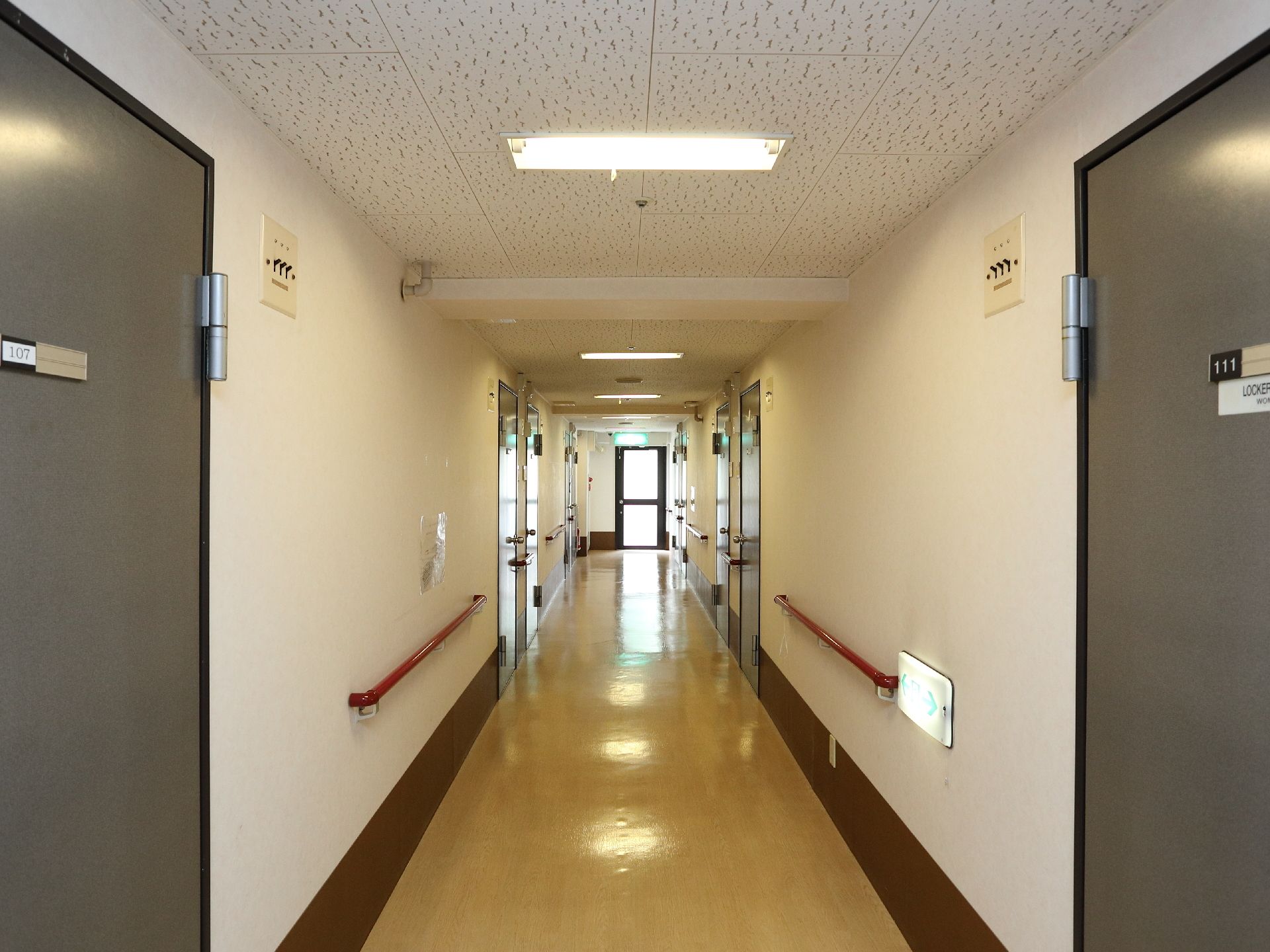 施設内の廊下は広々としたバリアフリーとなっている。また足の不自由な人のために壁には手すりが設置されている。