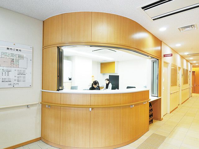 受付とスタッフの会話