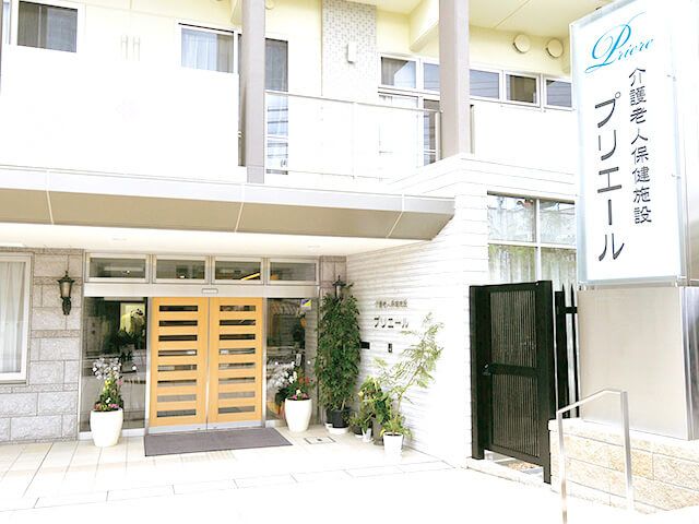 明るいエントランスの施設