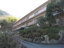 緑豊かな施設外観