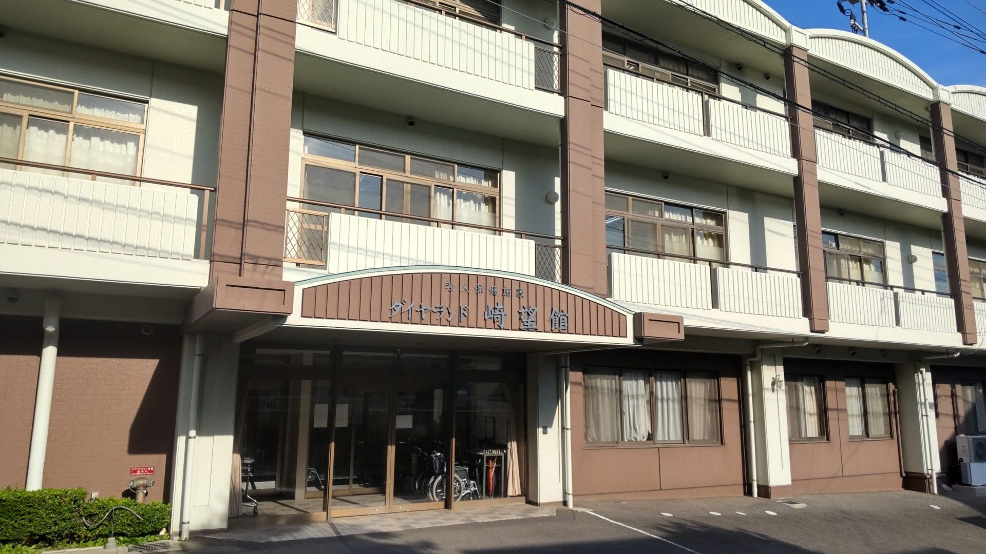 建物の正面玄関