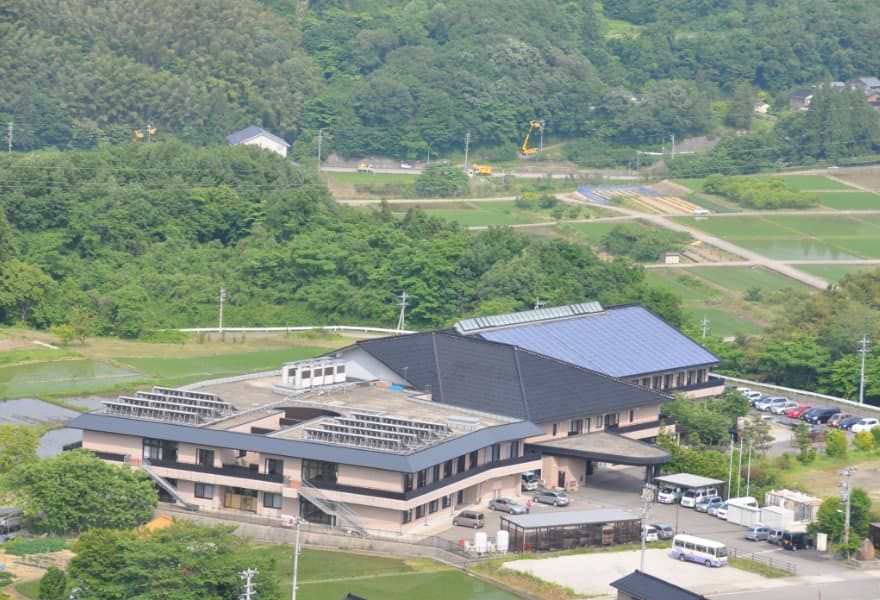 緑に囲まれた施設全景