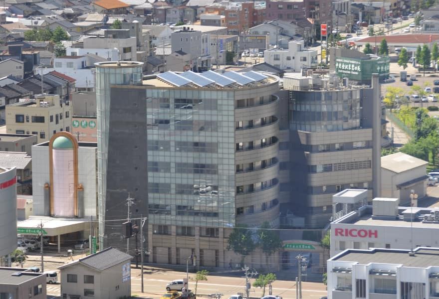 多階層の建物外観