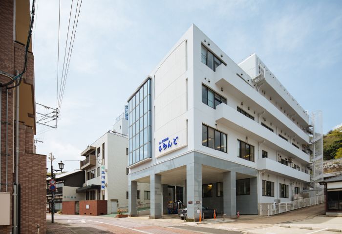 明るい外観の建物正面