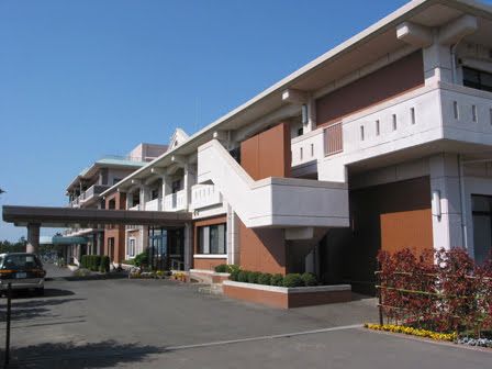 広々とした明るい施設の外観