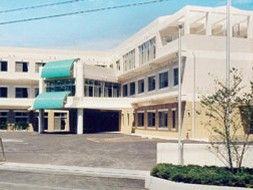 白い建物の外観