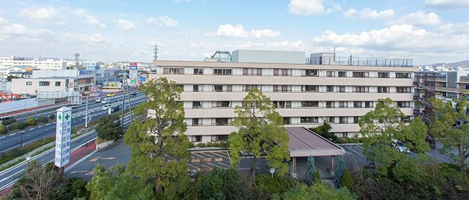 緑に囲まれた建物外観