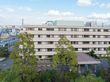 緑に囲まれた建物外観