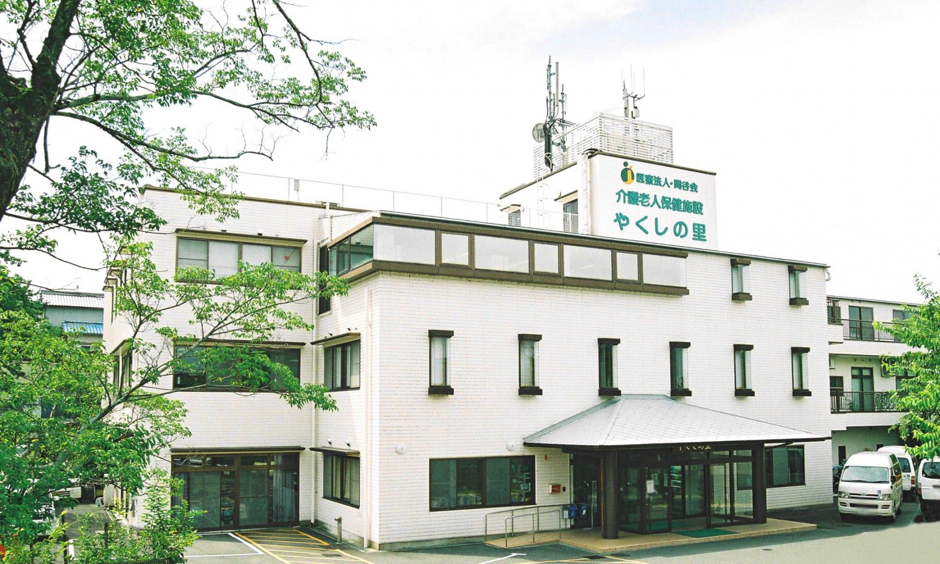 緑に囲まれた建物の外観