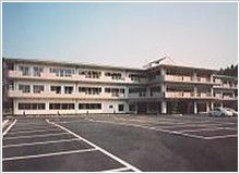 広々とした駐車場の建物