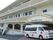 送迎車が停まる建物外観