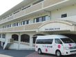 送迎車が停まる建物外観