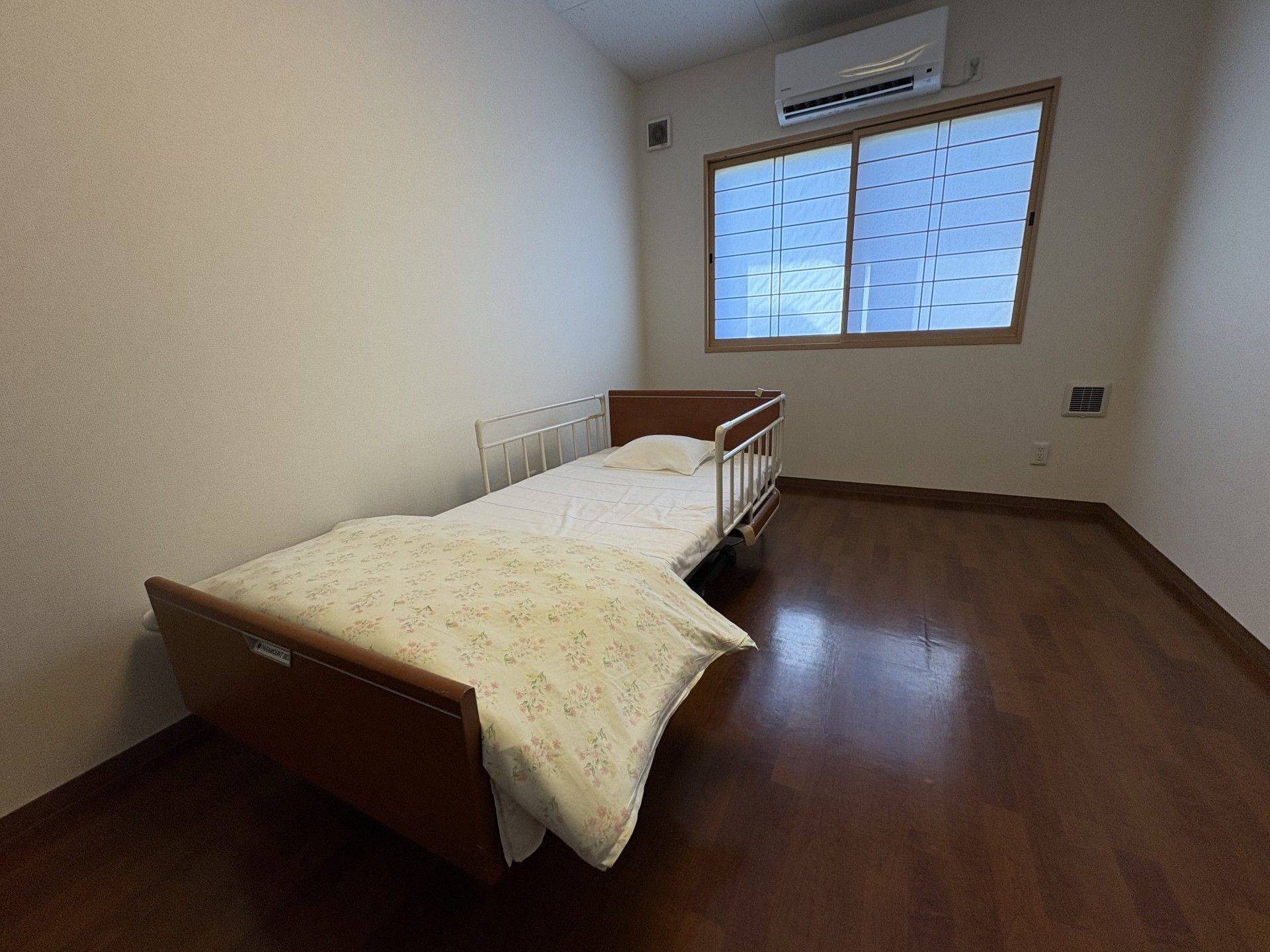 シンプルな個室の寝室