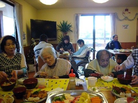 食事をする入居者
