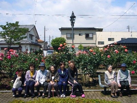笑う入居者と高齢者