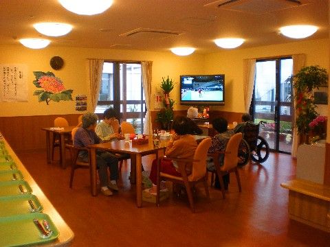 椅子とテーブルのあるダイニングルーム