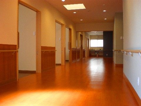 手すりが設置されている廊下