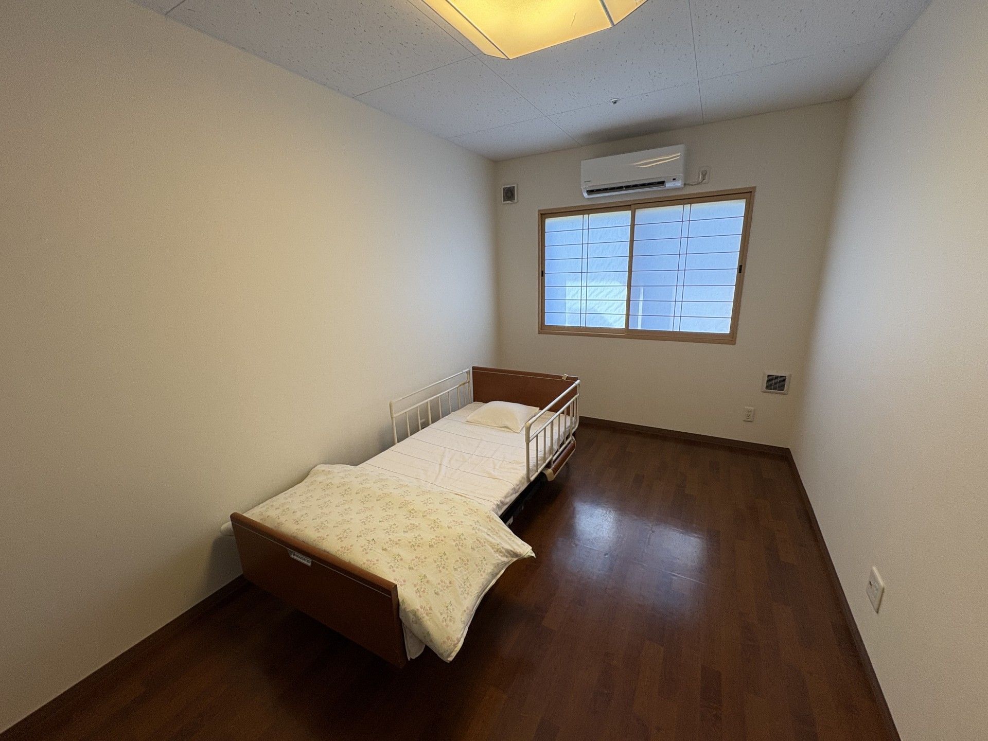 シンプルな個室の様子