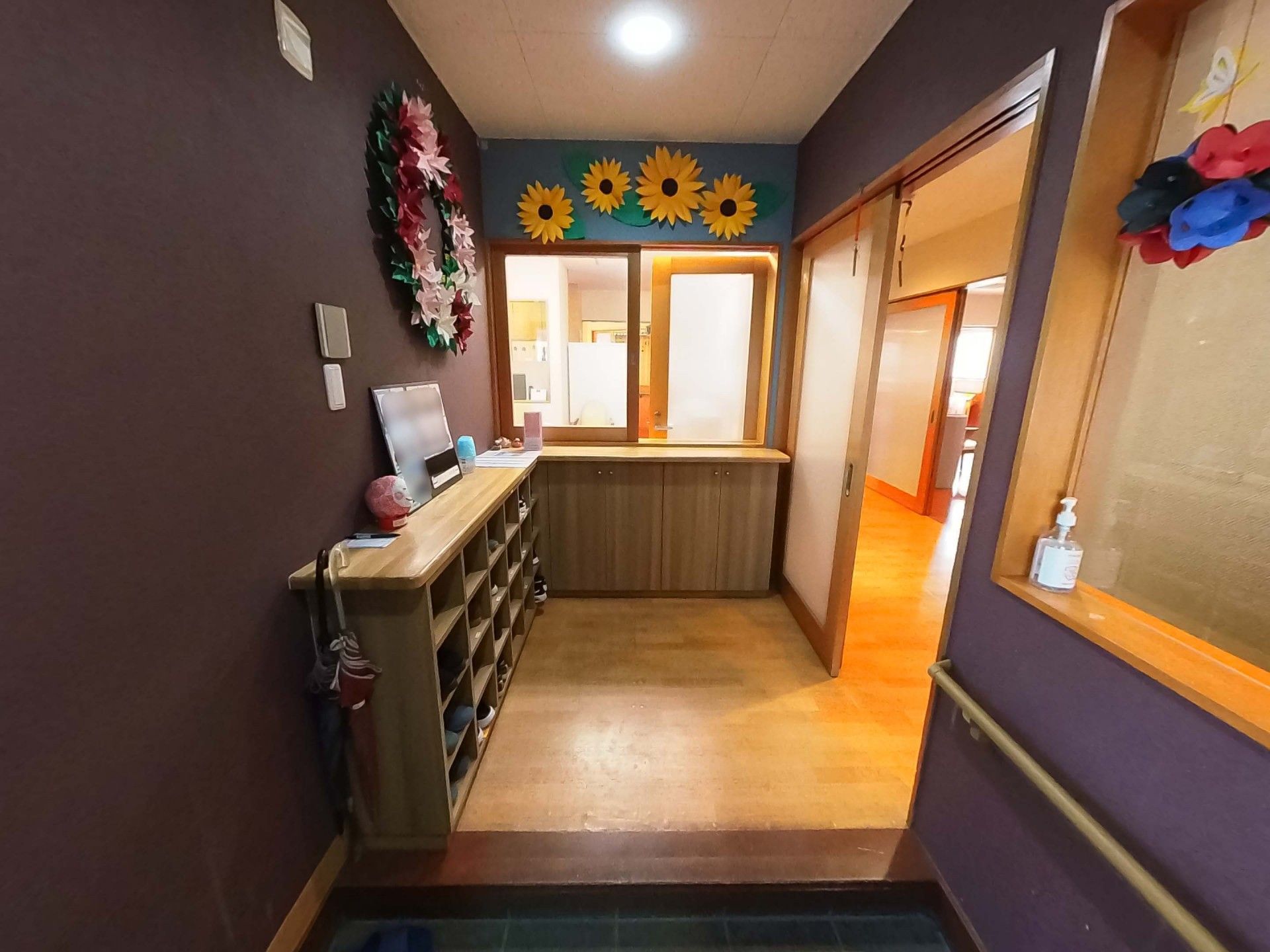 玄関の飾りと靴箱