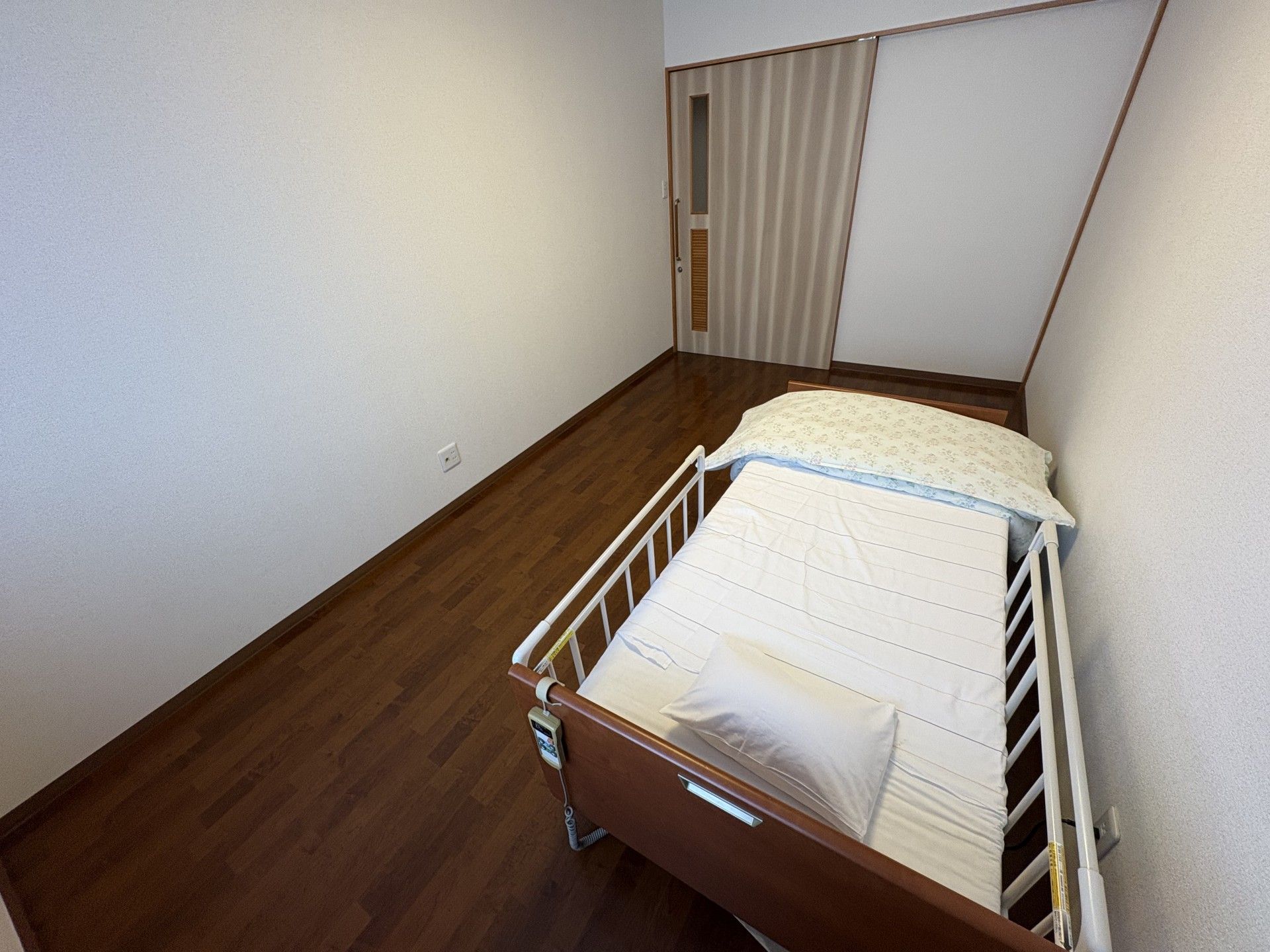 シンプルな個室のベッド