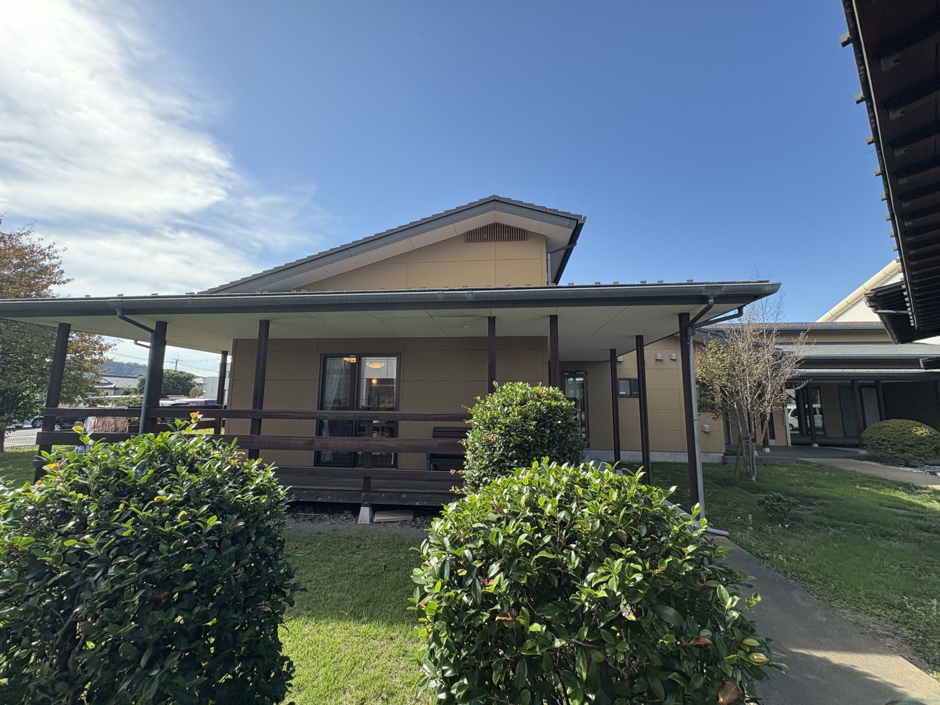 庭に面した建物の外観