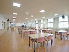 広々とした明るい食堂