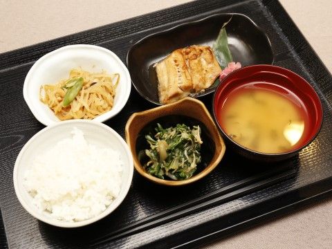 食事の献立は栄養面での偏りがないように、焼き魚に煮物に味噌汁など、さまざまな食材を使って調理されている。