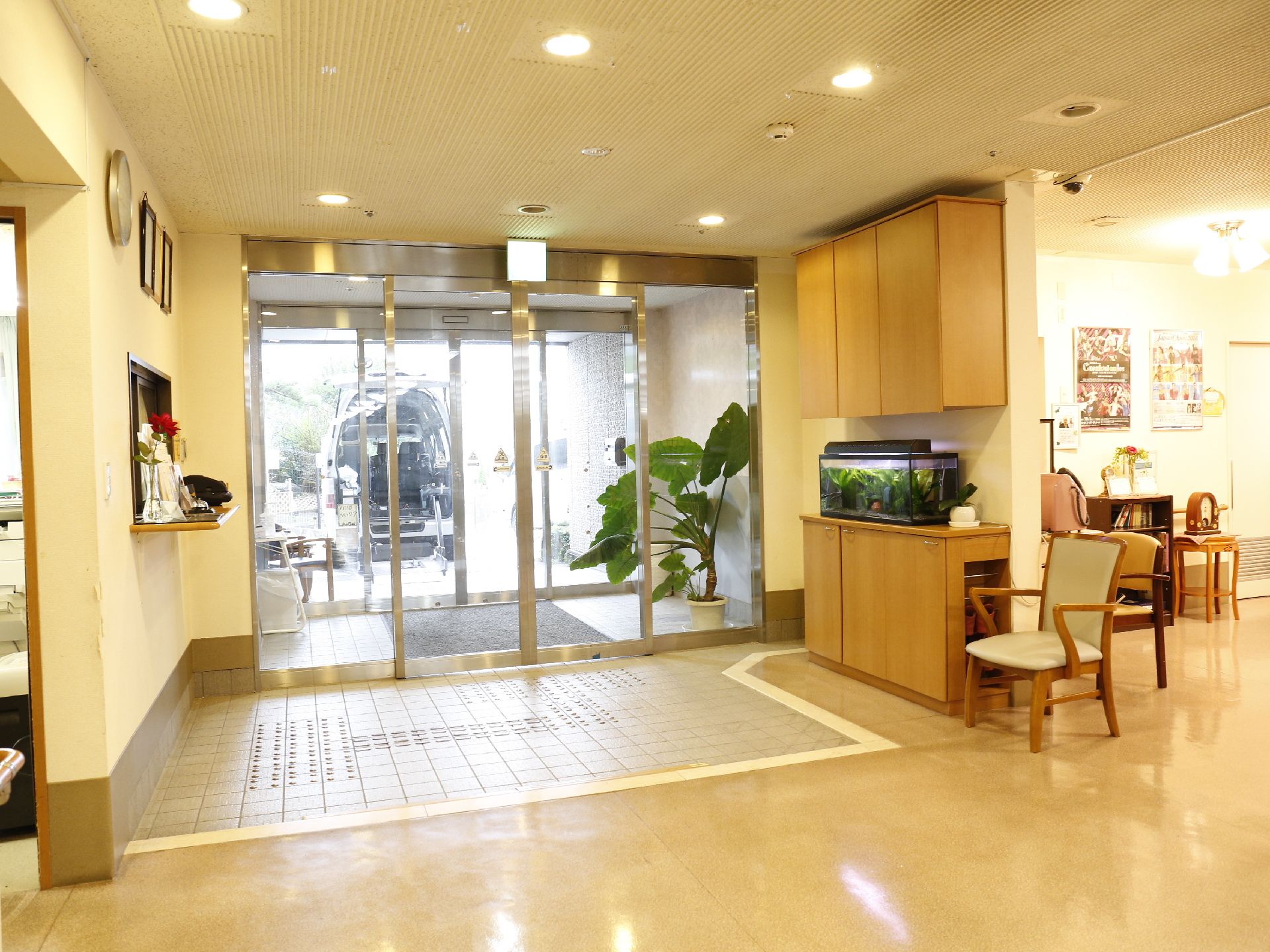 玄関の入り口には両側に大きく開く自動ドアが設置されている。またシューズボックスがあり、反対側には受付がある。