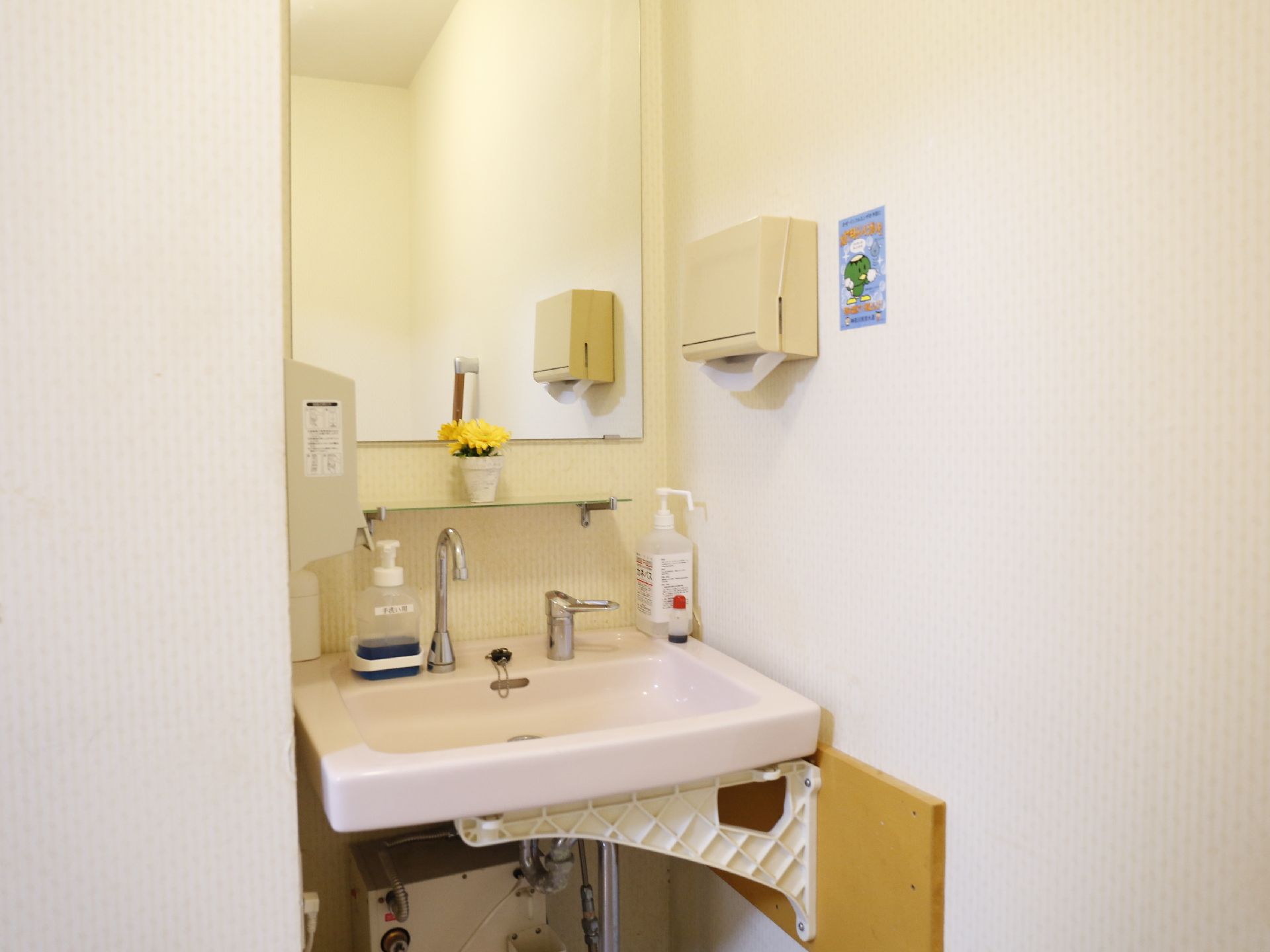 洗面台には衛生面に配慮して、手洗い洗剤や消毒液が用意されている。またペーパーハンドタオルが設置されている。