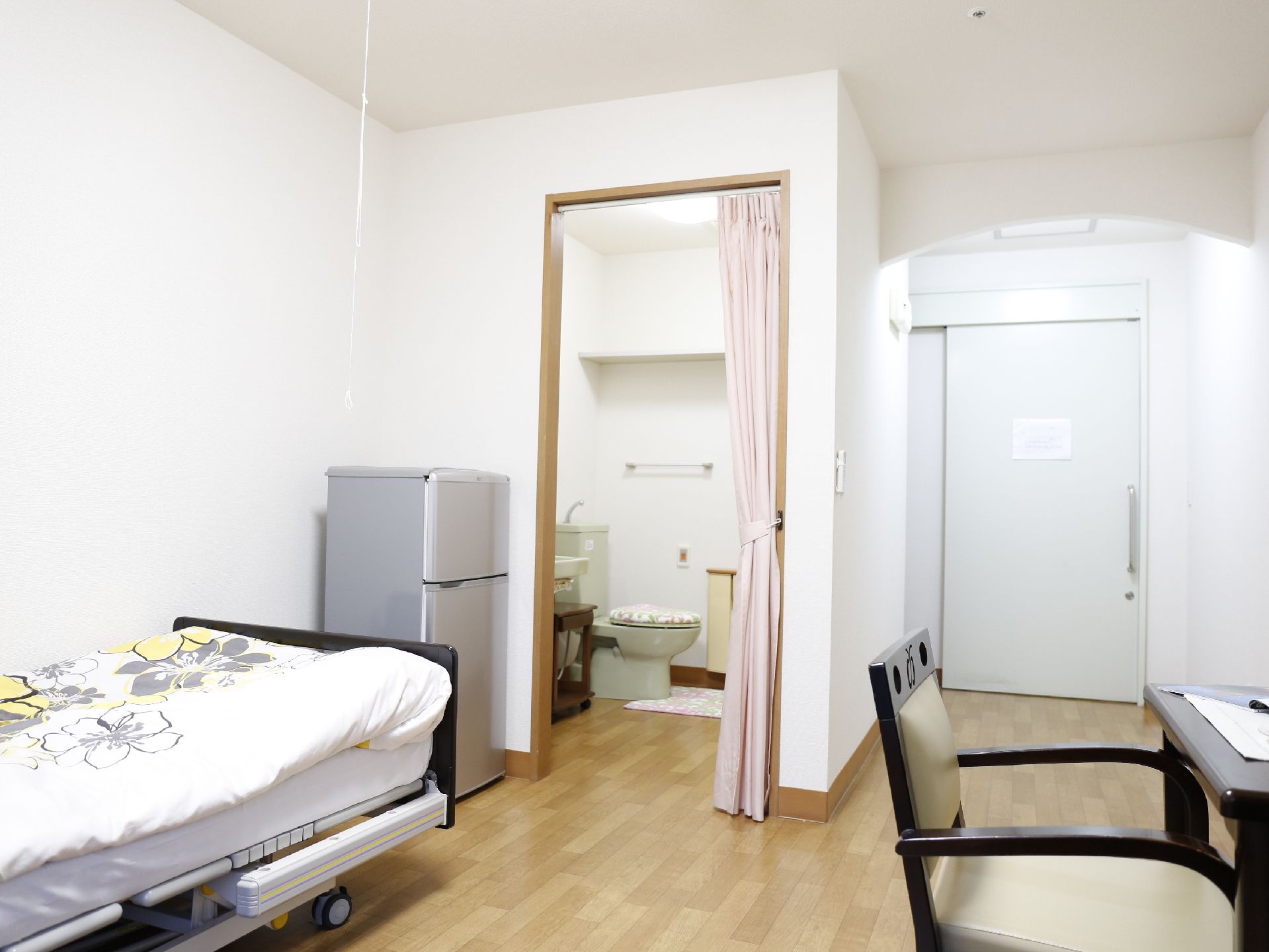 居室は足の不自由な人のために、すべて段差のないひとつのフロアで成り立っている。また入り口のドアは開け閉めしやすい、スライド式になっている。