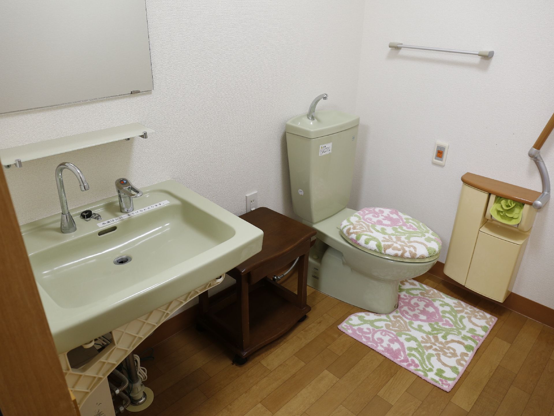 居室のトイレは足の不自由な人のために、広々としたスペースに設置されている。また隣りには洗面台も備え付けられている。