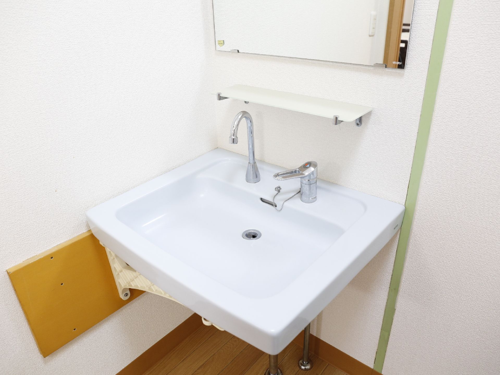 トイレ内には車イスの人でも使えるように、シンク下が広々とした洗面台が設置されている。また蛇口は扱いやすいレバー式を採用している。