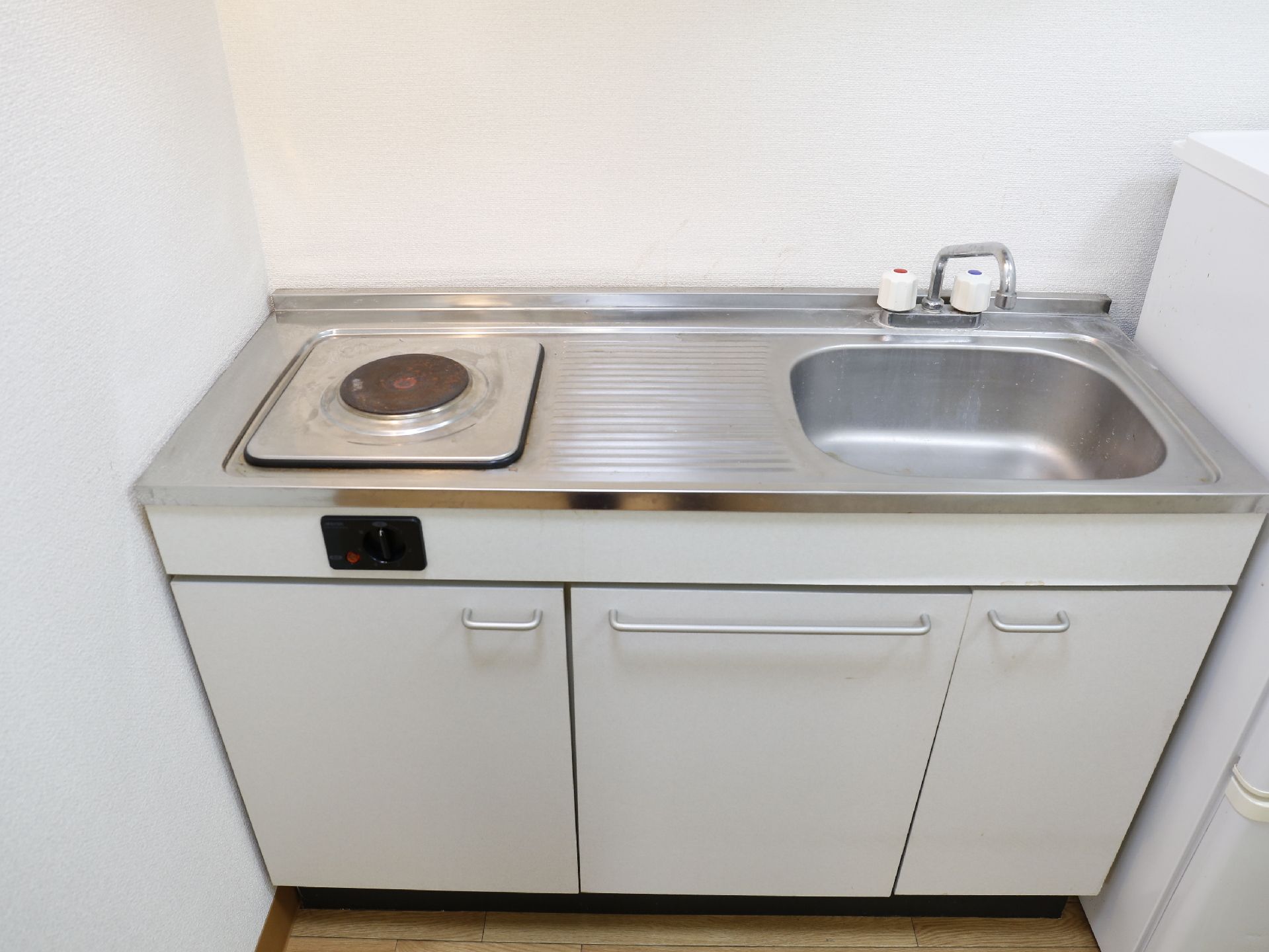 居室には冷蔵庫があり、簡易キッチンが備え付けられている。また入居者の安全のために火を使わない、電気式のコンロが設置されている。