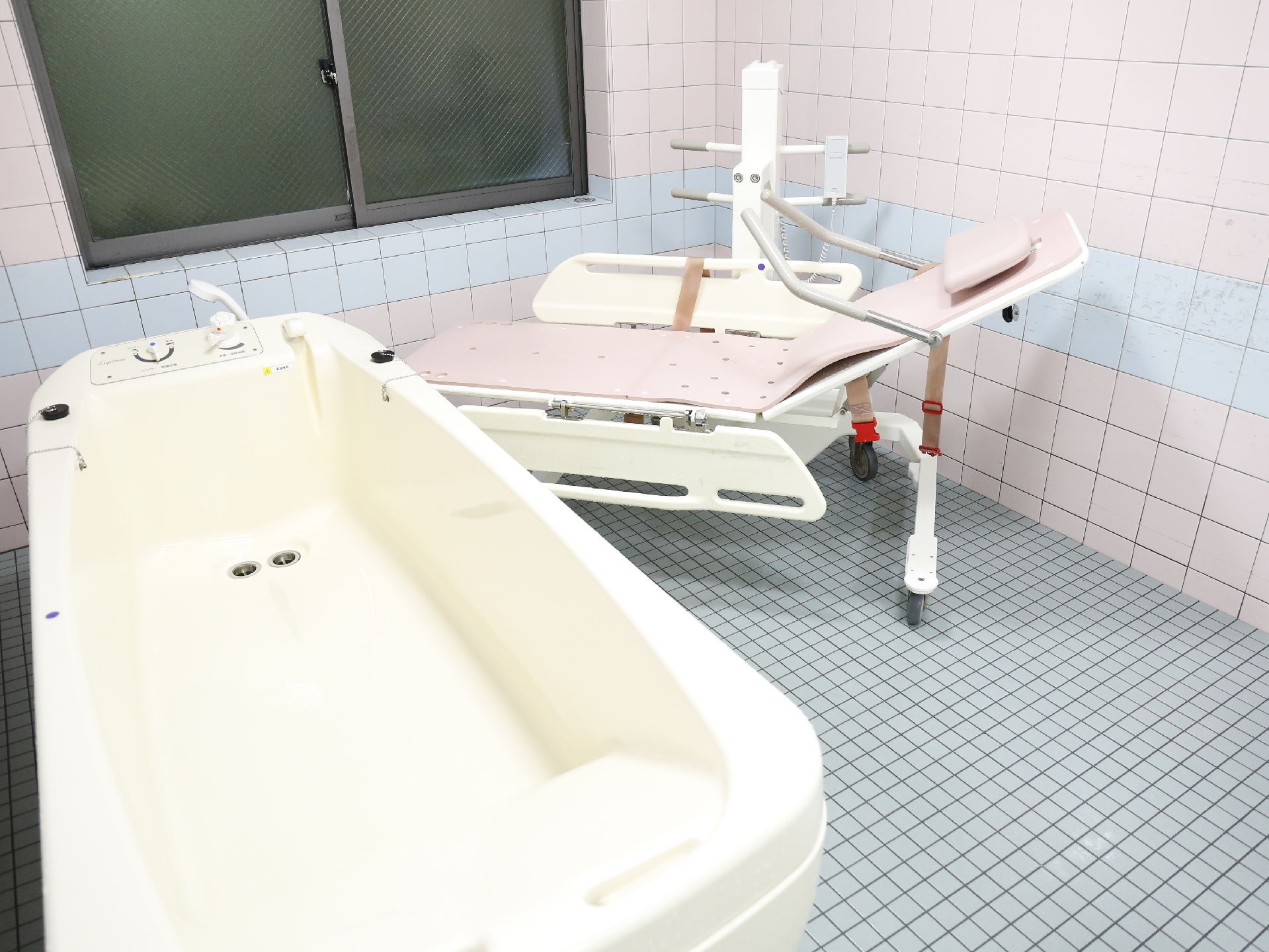 機械浴のバスルームには、専用のバスタブとリフト機能がついたストレッチャーがあり、寝たきりの高齢者でも入浴ができる。