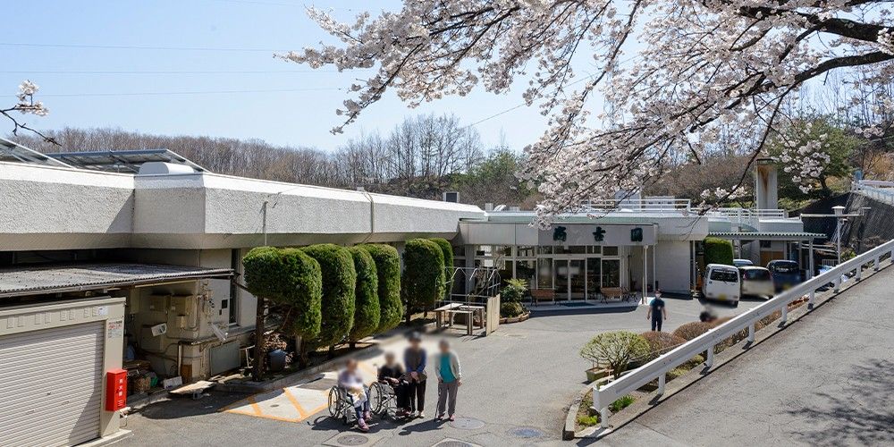 桜の咲く施設の外観