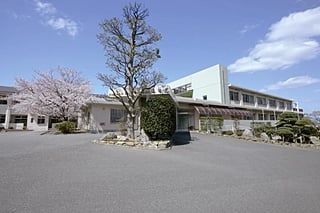 桜の咲く建物の外観