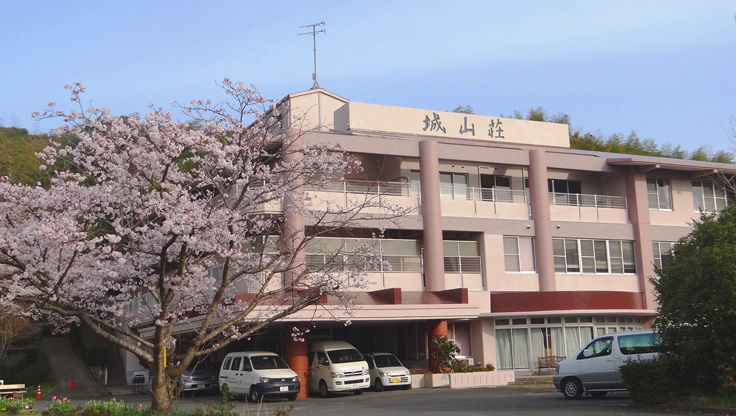 桜並木のある施設外観