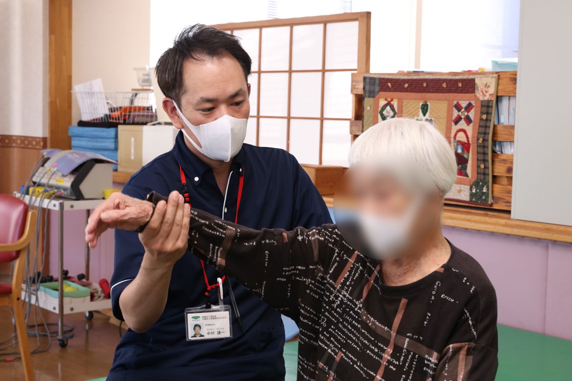 ケアスタッフと利用者のリハビリ風景