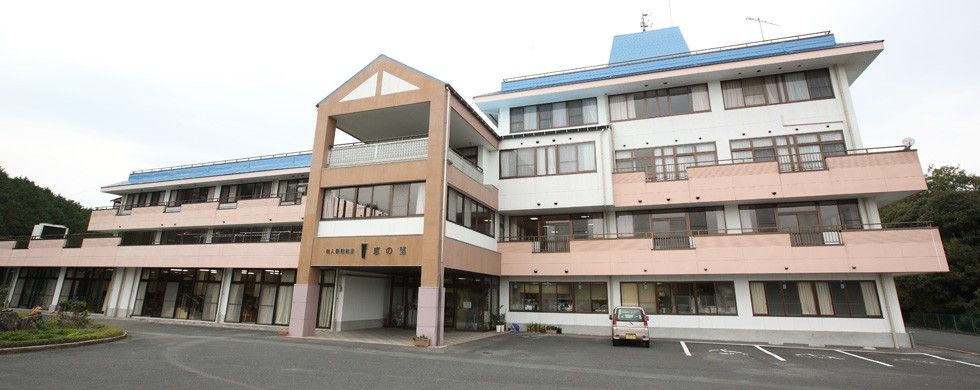 広々とした建物正面