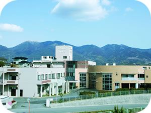 山々を望む施設外観