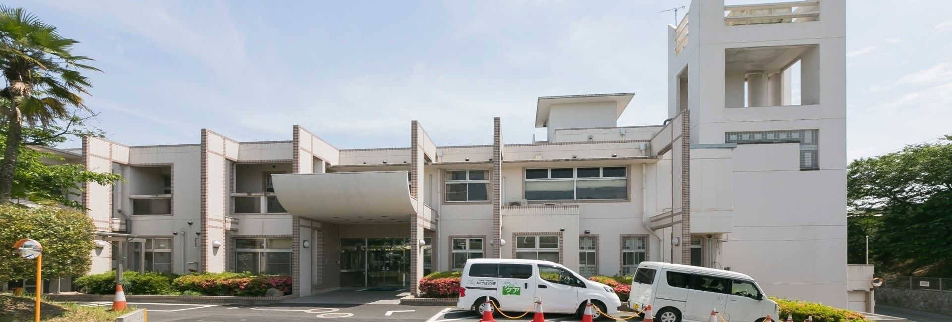 広々としたエントランスの建物
