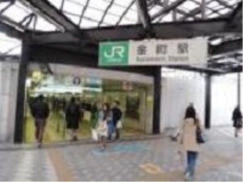 屋根付きの通路を人々が行き交う、施設最寄り駅の様子
