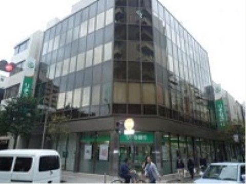 最寄り駅から近い場所にある、大手銀行の大型ビル外観