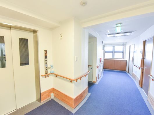 エレベーター前