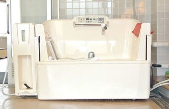 バリアフリー設計の浴室